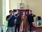 dap-Camat-Teluk-Keramat-Budi-Iswanto-di-ruang-kerja-KMK.jpg