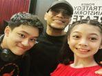 deddy-corbuzier-bersama-azka-dan-anak-angkatnya-nada-seorang-penari-balet.jpg
