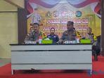 didampingi-Waka-dan-PJU-Polres-saat-menyampaikan-press-release-hasil.jpg