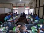 direktur-pdam-tirta-pancur-aji-sanggau-yohanes-andriyus-wijaya-memimpin-rapat.jpg