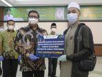 dirut-bank-kalbar-simbolis-menyerahkan-bantuan-mukena-dan-sarung-untuk-santri-dan-santriwati.jpg