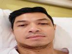 dude-harlino-yang-terbaring-lemah-di-ranjang-rumah-sakit-dengan-wajah-yang-pucat.jpg