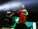 duta-kuliner-kalimantan-barat-pose-bersama-motor-yamaha-lexi_20180430_000143.jpg<pf>modern-dance-pada-malam-penutupanblue-core-yamaha-motor-show_20180430_000339.jpg<pf>perfomance-dj-lady-panda_20180430_000255.jpg<pf>perfomance-dj_20180430_000209.jpg