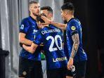 edin-dzeko-usai-menjebol-gawang-as-roma.jpg
