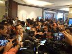 enam-calon-ketua-umum-pssi-saat-menyampaikan-keterangan-pers-pada-media-mengenai-pengunduran-diri.jpg