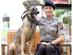 Polwan Cantik Ini Piawai Latih Anjing