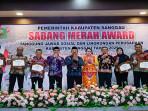 enyerahan-penghargaan-di-ajang-Sabang-Merah-Award.jpg