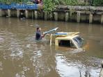 Mobil Masuk Parit di Depan Pasar Dahlia Pontianak Barat