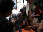 evakuasi-mayat-wanita-dalam-septic-tank_20180328_124634.jpg