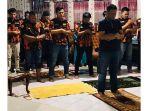 firman-muntaco-saat-menjadi-imam-salat-magrib.jpg