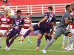 foto-saat-pemain-rans-nusantara-duel-dengan-pemain-madura-united.jpg