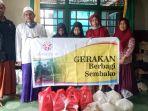 foto-saat-penyerahan-takjil-dan-lauk-pauk-ke-salah-satu-pengurus.jpg