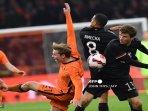 gelandang-belanda-frenkie-de-jong-kiri.jpg