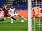 gelandang-lyon-thiago-mendes-berebut-bola.jpg
