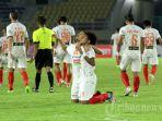 gelandang-persija-jakarta-braif-fatari-depan-kanan-berlutut-dengan-yann-motta-pinto.jpg