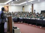 gubernur-kalbar-sutarmidji-memaparkan-materi-dihadapan-siswa-seskoad.jpg