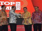 gubernur-kalbar-sutarmidji-raih-penghargaan-sebagai-top-pembina-bumd-2019.jpg