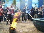 gubernur-kalimantan-barat-saat-bakar-barang-bukti-di-kapal-ikan-asing-ilegal.jpg