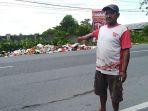hartono-saat-menunjukan-sampah-yang-menumpuk-di-jalan-khatulistiwa.jpg