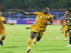 herman-dzumafo-saat-berselebrasi-usai-mencetak-gol.jpg
