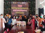 ibu-ibu-yang-tergabung-dalam-komunitas-cacaring-sanggau-bersama-yohana-kusbariah.jpg