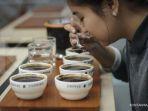 ilustrasi-seseorang-sedang-minum-kopi.jpg