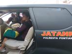 istri-dan-anak-tersangka_20160827_201717.jpg