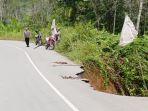 jalan-longsor-sayan.jpg