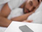 jangan-lakukan-lagi-meletakkan-ponsel-di-sebelah-anda-tidur-jika-tak-ingin-bahaya-ini-mengintai.jpg