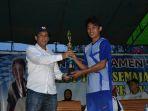 jarot-serahkan-piala.jpg