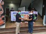 JPIC OFM Cap dan FRKP Serahkan Sembako untuk Mahasiswa STAKatN Pontianak Covid-19
