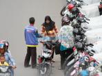 juru-parkir-pasar-tengah-2_20160225_130241.jpg