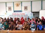 kades-muara-jekak-sinarsyah-bersama-warga-setempat.jpg