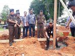 kajari-landak-baringin-pasaribu-sh-mh-saat-melaksanakan-peletakan-batu.jpg