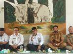 kakankemenag-mempawah-hasib-arista-ketika-memberikan-sdf-sdf.jpg