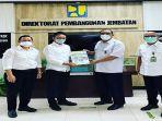 kamtono-menyerahkan-berkas-pembebasan-l.jpg