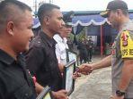 kapolres-beri-piagam-satpam.jpg