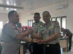 kapolres-sambas-akbp-permadi-syahids-putra-menyerahkan-bendera-jempol.jpg