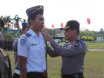 kapolres-singkawang-akbp-agus-triatmaja-menyematkan_20160301_135221.jpg