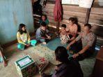 kapolsek-silat-hilir-akp-edhi-trisno-memberikan-bantuan-sembako.jpg