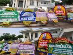 Puluhan Karangan Bunga Penuhi Rumah Uya Kuya, Dukungan Mengalir Pasca Insiden