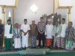 kasat-binmas-polres-mempawah-serahkan-bantuan-sajadah-kepada-pengurus-masjid-raudatul-jannah.jpg