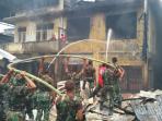 Pasukan TNI Bantu Padamkan Api di Pasar Tengah