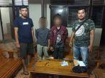 kedua-pelaku-beserta-barang-bukti-yang-saat-ini-diamankan-di-polsek-sandai-2.jpg