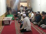 keluarga-saat-bacakan-doa-untuk-khasanah-dan-makrufatul-yeti-srianingsih.jpg