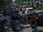 [VIDEO] Jelang Magrib, Lalu Lintas di Simpang Tanjung Raya Padat
