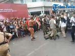 kemeriahan-pawai-karnaval-kemerdekaan-indonesia-di-singkawang-aksi-teatrikat-memukau.jpg