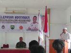ketua-askab-pssi-kabupaten-sambas-h-eko-suprihatino-memberi-sambutan.jpg