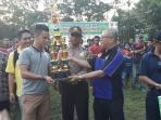ketua-panitia-menyerahkan_20161012_100528.jpg