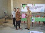 ketua-panitia-pilkades-alpian-saat-menyerahkan-berkas-penetapan-cakades-desa-tengguli.jpg